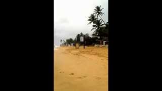 preview picture of video 'остров Шри-Ланка,широкий пляж Хиккадува'