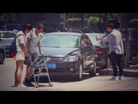 司機嫌老人過馬路太慢，一位小伙指著司機鼻子：你再這樣我就揍你！