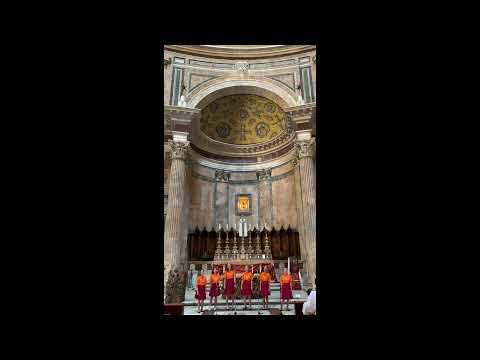 [Rome] Children's chants at the Pantheon