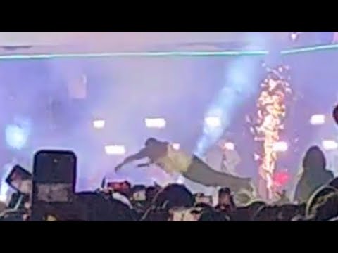 Eduin Caz de Grupo Firme se avienta al publico y nadie lo cacha