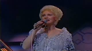 Tammy Wynette sings "Satin Sheets" live