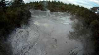 preview picture of video 'Wai-O-Tapu Mud Pool'