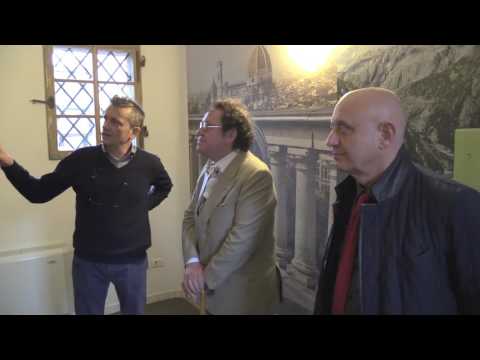 Philippe Daverio visiona i lavori degli studenti col prof. di grafica