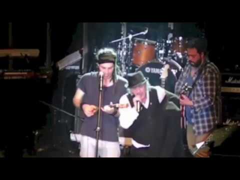 Ο Tonino Carotone τραγουδάει "Που σαι Θανάση" με τους Locomondo Live στο Διογένη