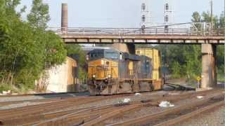 preview picture of video 'Blue Island, Chicago: colorful CSX container train on 2 July 2012'