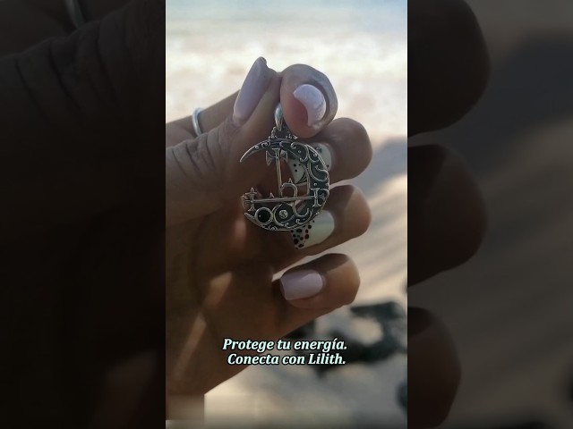 Vídeo relacionado con GXGM Collar para mujer Collar de la diosa de la luna triple en aleación Colgante mágico pagano Wiccan Diosa Hécate Lilith Amuleto Joyas de protección para mujeres