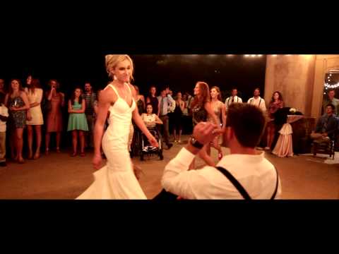 Bride & Her Bridesmaids Perform the Best Beyoncé Wedding Dance Routine in Texas