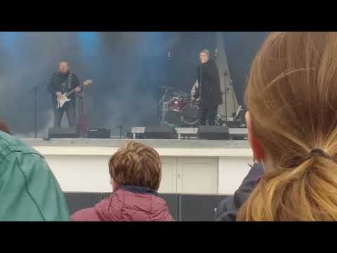 Goły gostek i fragment koncertu zespołu Specyficzni 6/9