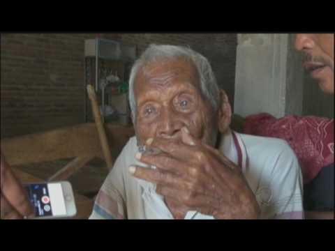 Homem indonésio quer provar que tem 145 anos e é o mais velho do mundo