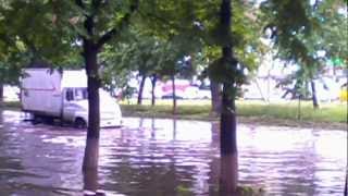 preview picture of video 'Наводнение на ул. зодчих - Борщаговка (08-05-2012)'