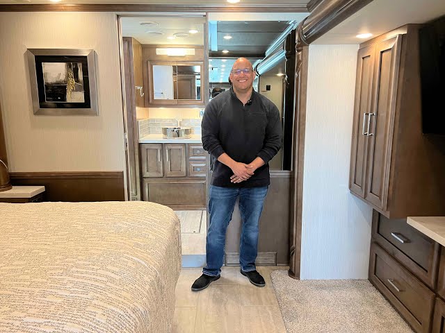 Preview image of 2024 Newmar Ventana 4037 (17N232058) youtube video