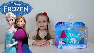 Вика распаковывает набор с куклой Фрозен холодное сердце Эльза и Анна
Anna and Elsa Frozen dolls