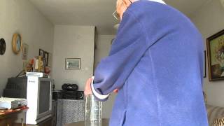 ידית נוחה לנשיאת מיכלי מים (ידידנו היקר משה רצון ז"ל) - התמונה מוצגת ישירות מתוך אתר האינטרנט יוטיוב. זכויות היוצרים בתמונה שייכות ליוצרה. קישור קרדיט למקור התוכן נמצא בתוך דף הסרטון