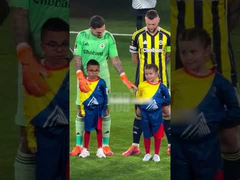 Ederson hizo sonreir a una niña que tenia una discapacidad