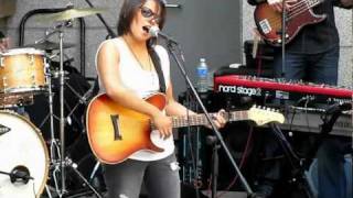 Vicci Martinez - Sunshine (Live) (HD) August 10, 2011 at Two Union Square