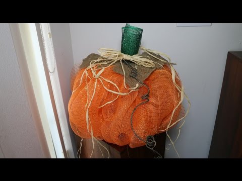 如何製作裝飾網南瓜裝飾或中心物教程 (How to Make a Deco Mesh Pumpkin Decoration or Centerpiece Tutorial)