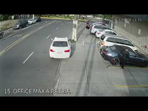 Cristalean un auto en el officemax de av. patria en zapopan