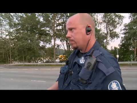 Poliisit- Jonne ajaa kännissä.