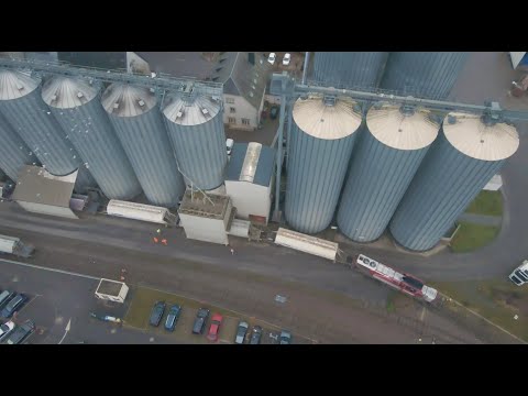 Watch how a train is unloading wheat in Kleinbettingen!