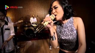 Download lagu Rinni - Rapuh - Klikklip mp3