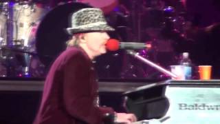 G n' R - 'Another Brick In The Wall' / Axl piano solo / 'November Rain' - live in Barcelona 2010