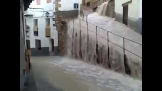 preview picture of video 'Calles como ríos.. en Morella inundaciones  - Flooding in Morella Castelló Spain 01/07/2014'