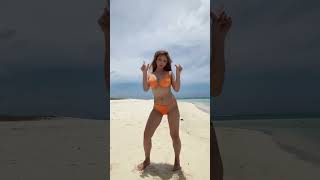 ビキニギャルのバストがたゆん！