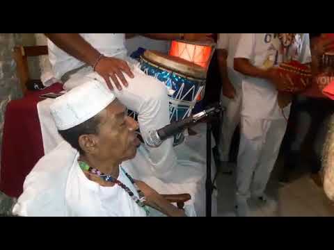 chamim de aganjú rezando para Ogum en Reino oloaxé