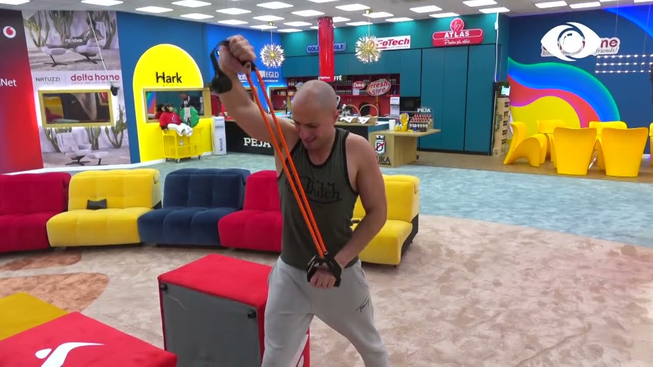 Armaldo gatuan ndërsa Kristi stërvitet në living