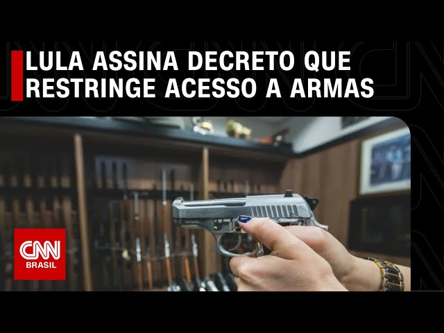 Arma De Fogo, Alvo E Treinamento De Pessoa Ao Ar Livre No Campo De