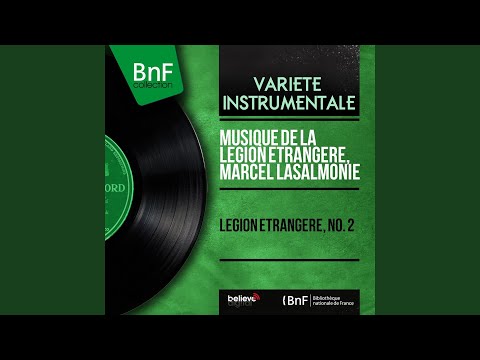 Cravate verte et képi blanc