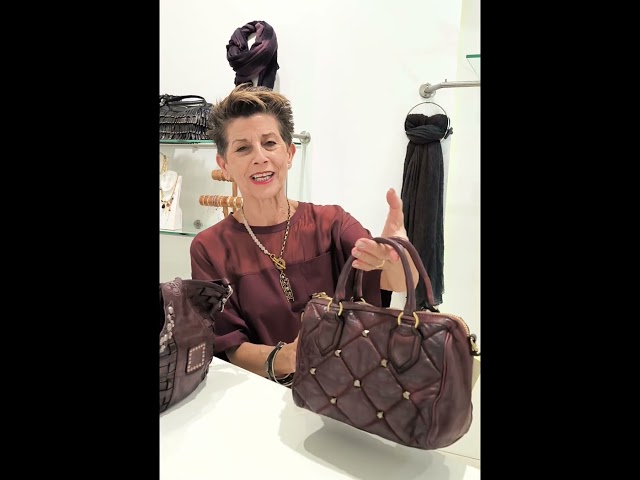 Vídeo relacionado con Makukke Bolso de mano de piel auténtica para mujer, pequeño bolso de hombro, bolso de hombro, bolso de mano, elegante bolso de mano para mujer para el día a día y la oficina (Negro)