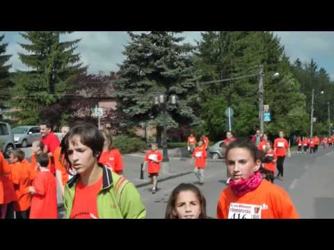 Narancssárga tömeg Udvarhely utcáin