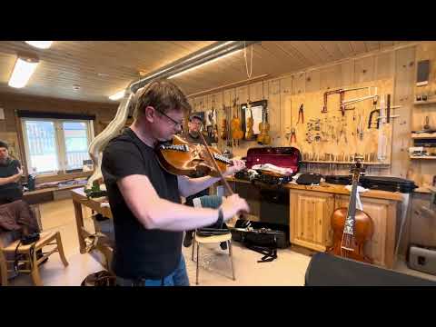 Vegar Vårdal testar hardingbratsj hos felemakar Ottar Kåsa.