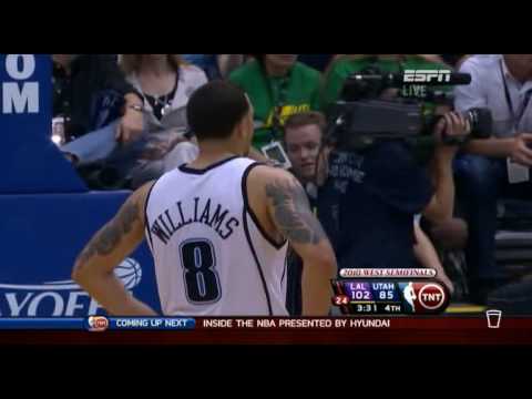 Carlos Boozer fouls out in Game 4 vs. Lakers