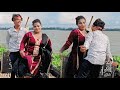 নৌকায় সবার সামনে ছেলেটি মেয়ের কোথা�
