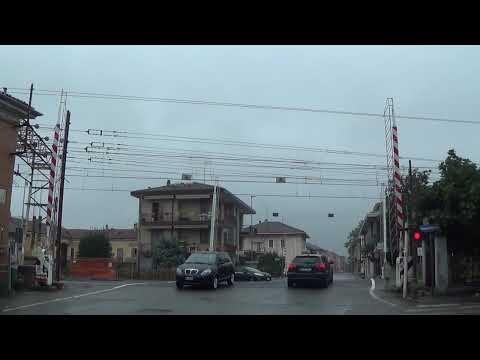 Passaggio a livello di via Guglielmo - Marconi (linea Torino - Milano) - Novara / Level Crossing