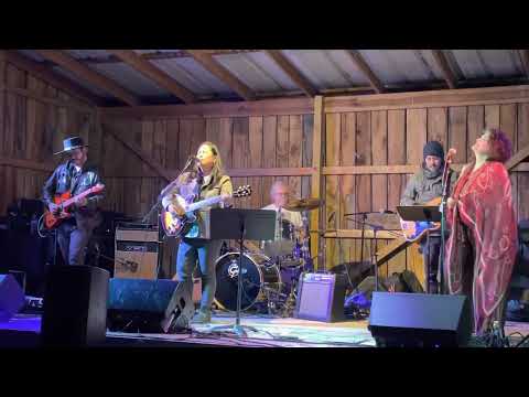 Elisa Nicolas band performing Cardinal Line