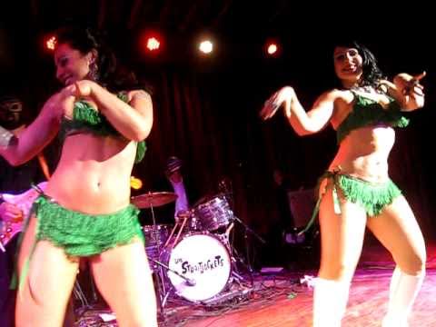 LOS STRAITJACKETS (feat. THE WORLD FAMOUS PONTANI SISTERS) - 