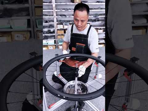 Handcrafted Gravel wheelset G24, feel the tightness of the nuts with your fingers.#icancycling #g40