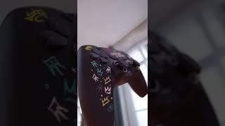 Faîtes passer le mot, la #DualSense Édition Limitée #LebronJames est disponible. À vous de jouer 👑