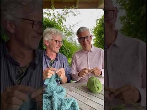 Learn how to knit in 60 seconds: the Norwegian knit stitch. #arnecarlos #knitting #arneandcarlos