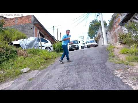 Motorista perdi o controle em uma subida e o carro capota várias vezes.