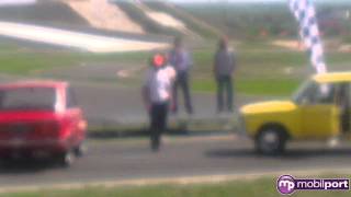 preview picture of video 'Mobilport.hu - Jenson Button Ladában csapatja a zsámbéki tanpályán'