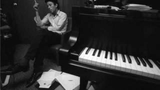 Tom Waits - Romeo Is Bleeding