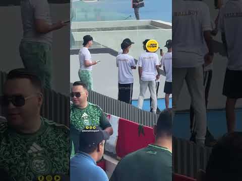 مشجع جزائري يرفع علم المغرب بجانب علم الجزائر في المدرجات