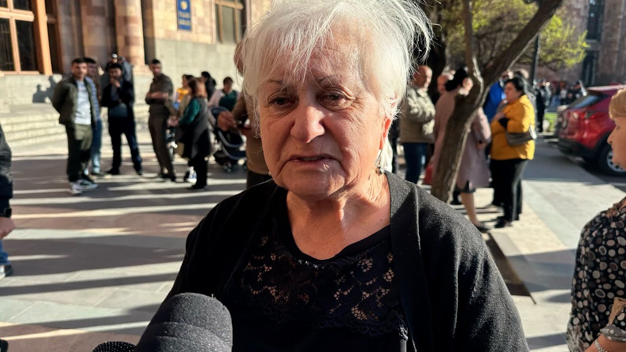 Ով ունեմ, մնացին Արցախում՝ հայրս, մայրս, ամուսինս, որդիս. արցախցի կինը արտասվեց