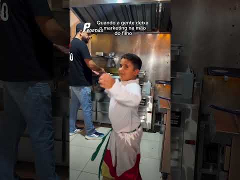 Garotinho viraliza ao se vestir de Carreta Furacão para divulgar hamburgueria do pai, em Goiás