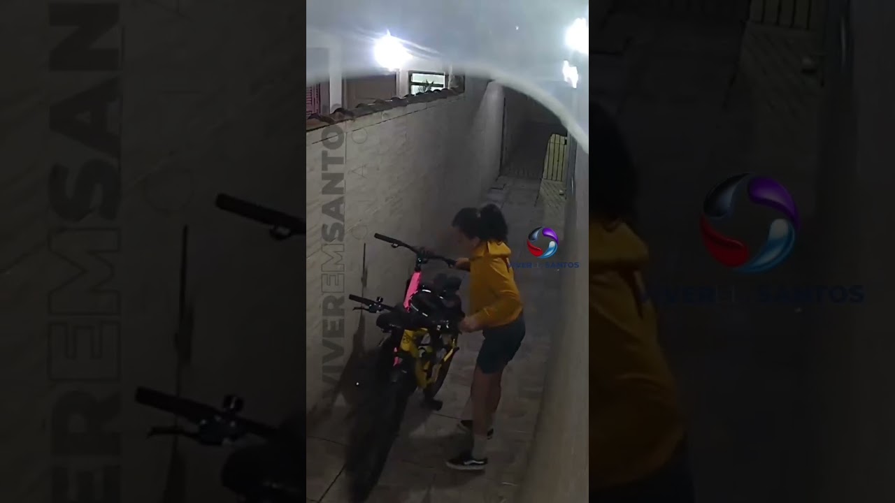 Mulher usa cópia de chave para entrar em prédio no macuco, em Santos, e furta duas bicicletas.