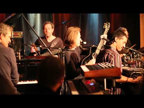 Dominic Miller(g),Mike Lindup(p/keys),Santiago Arias(bandoneon),Nicolas Fiszman(b),Ziv Ravitz(dr)